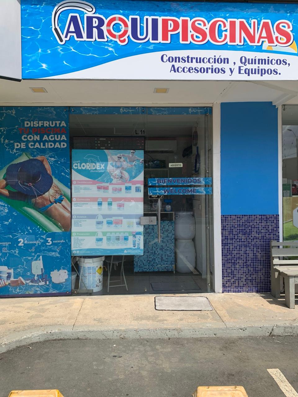 Entrada del local de ArquiPiscinas, con vitrina de productos químicos