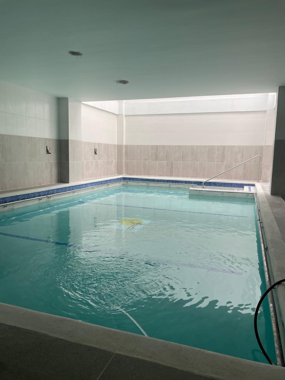 Piscina institucional de rehabilitación — vista general